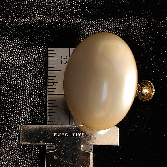 FAUX WHITE PEARL 4-STRAND GRADUATED NECKLACE & 2 CLUP EARRING BUNDLE SET - Picture 4 of 4